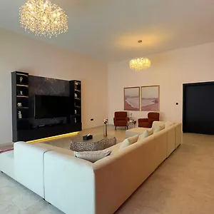Your Dream Escape 5br With Premium Perks Apartment *