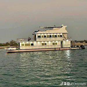 Apartment House Boat *