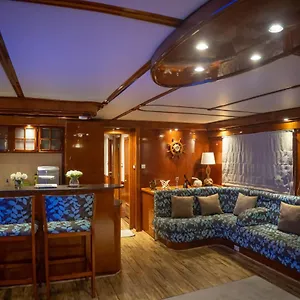 A Serene Getaway Loloa Pleasure Houseboat