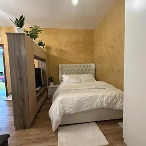 Cozy Queen Bedroom In The Homestay