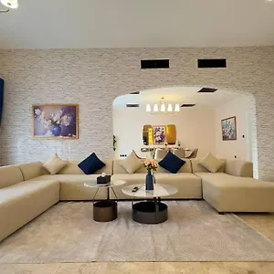 Apartament Spacious Serenity 5br Luxury Living In Al Danah