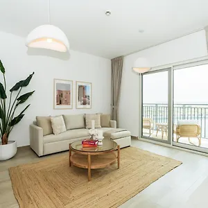 Elegant 2-bedroom With Sofa Bed شقة *